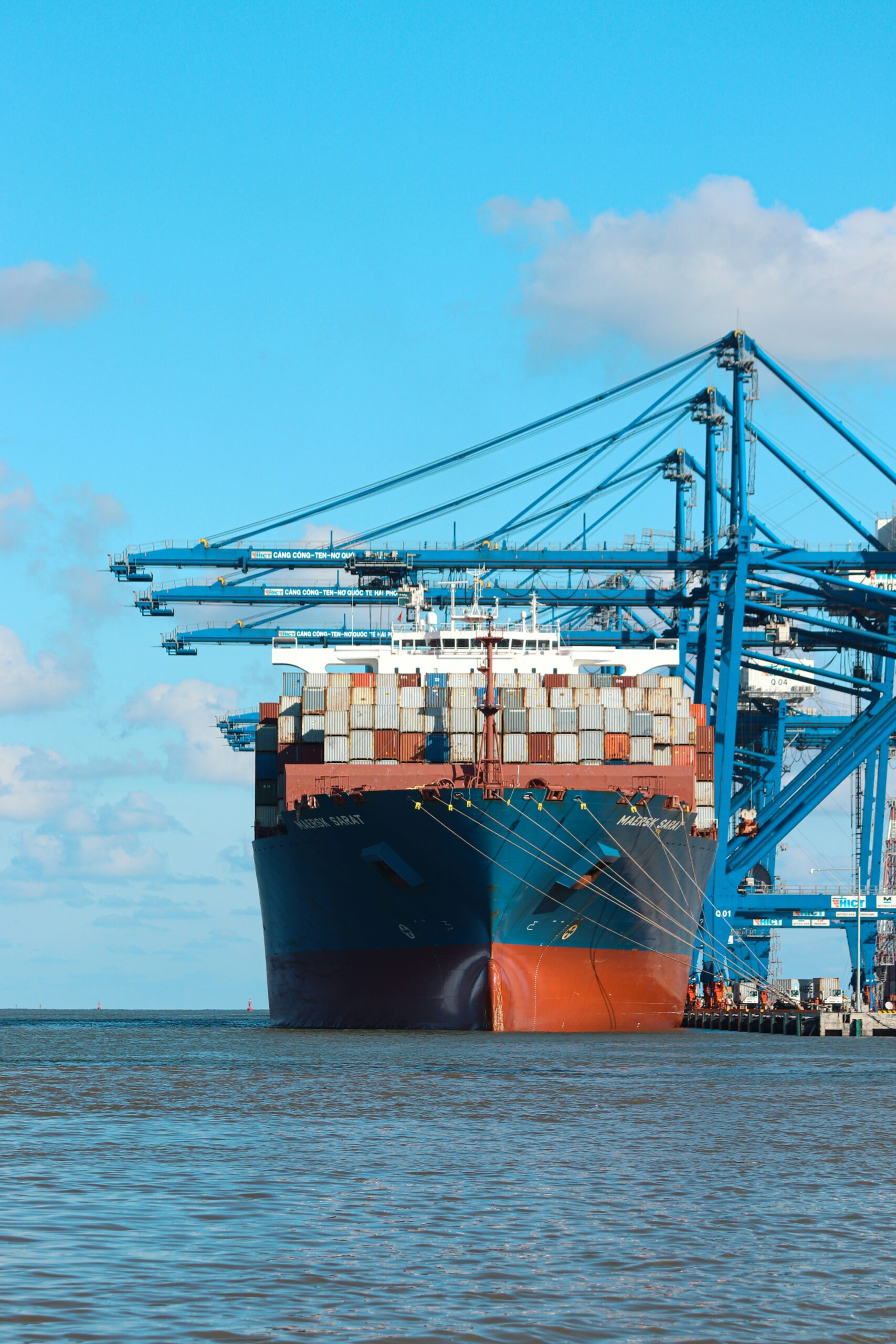 Terminal portuale con container per trasporto marittimo di merci pericolose
